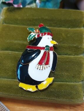 💜5/$25 Penguin Enamel Christmas Brooch Pin Goldtone